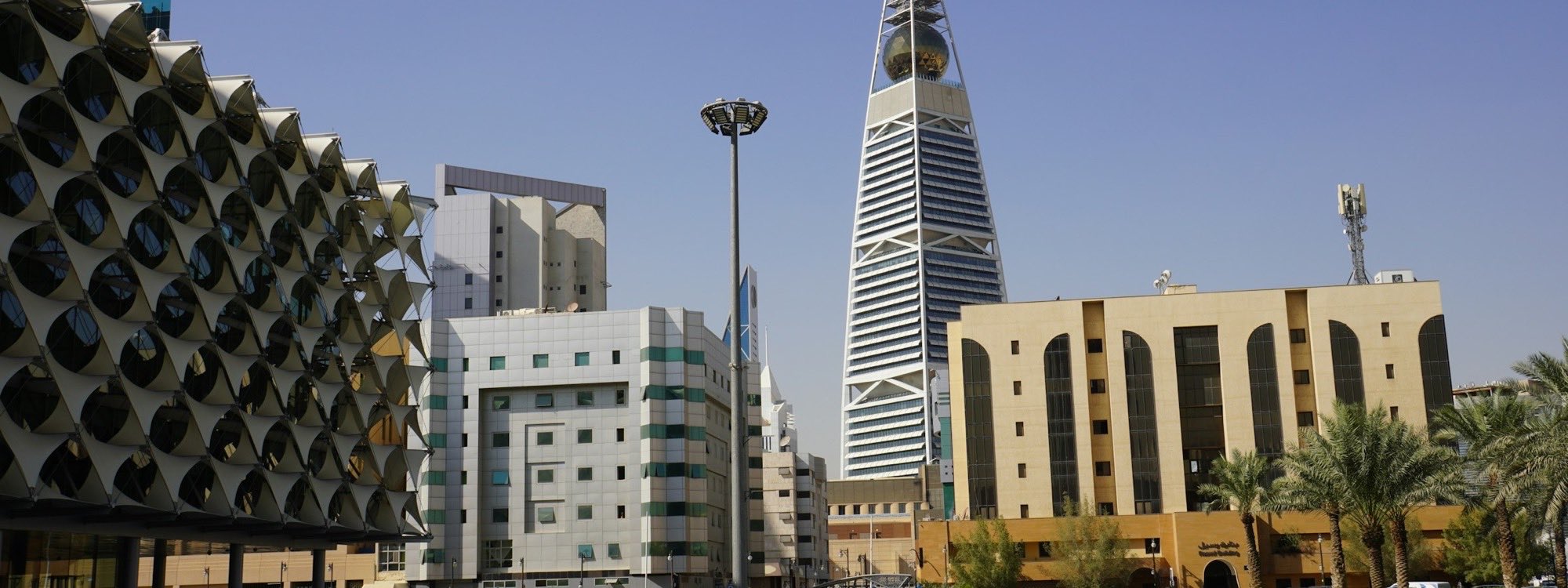أفق الرياض — مكتبة الملك فهد الوطنية وبرج الفيصلية